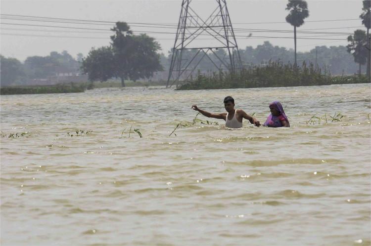 Flood in UP: यूपी के 670 गांवों में बाढ़ का कहर, 17 जिले भारी संकट में, सैकड़ों लोग प्रभावित, मंत्री-अधिकारी ले रहे जायजा