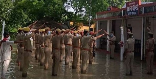 74th Independence Day: यूपी के पुलिस थाने में दिखा आजादी का जबरदस्त जोश, घुटनों तक भरे बाढ़ के पानी में फहराया तिरंगा 74th Independence Day: यूपी के पुलिस थाने में दिखा आजादी का जबरदस्त जोश, घुटनों तक भरे बाढ़ के पानी में फहराया तिरंगा