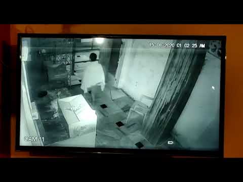 महराजगंज: लेहड़ा मंदिर में हुई भयानक चोरी का सीसीटीवी फुटेज आया सामने, तीन दिन बाद भी खुलासा नहीं महराजगंज: लेहड़ा मंदिर में हुई भयानक चोरी का सीसीटीवी फुटेज आया सामने, तीन दिन बाद भी खुलासा नहीं