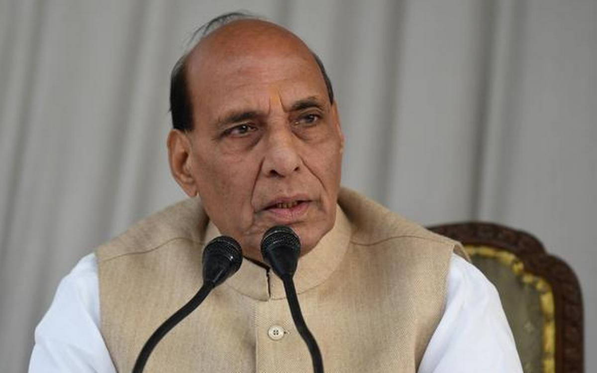 LAC पर चीन के साथ तनाव के बीच राजनाथ सिंह ने की उच्चस्तरीय बैठक, CDS समेत तीनों सेना प्रमुखों ने लिया भाग