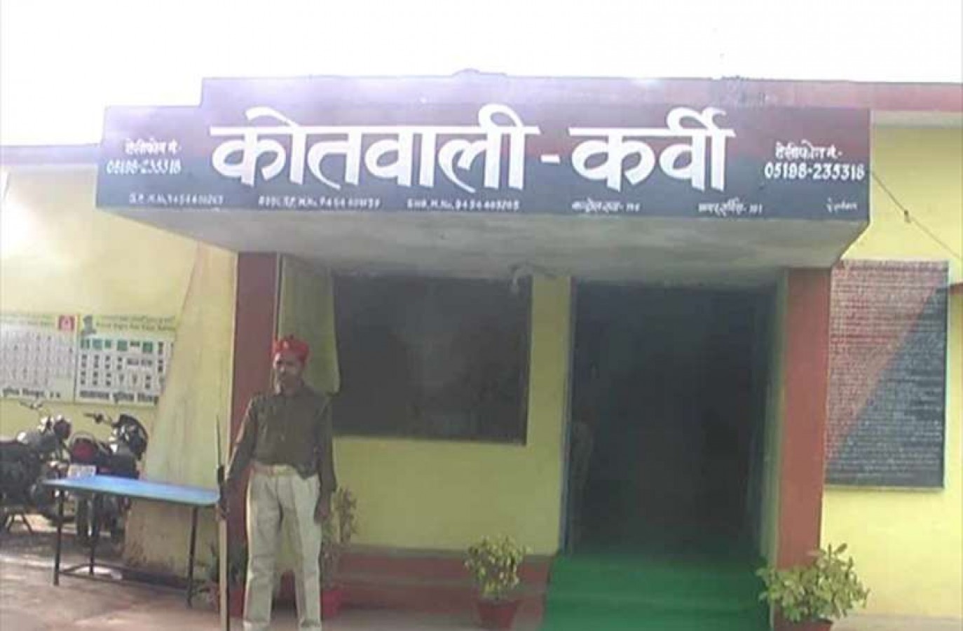 Chitrakoot: यूपी के चित्रकूट में गैंगरेप पीड़िता ने फांसी लगाकर दी जान, सवालों में घिरी पुलिस, छावनी में बदला गांव