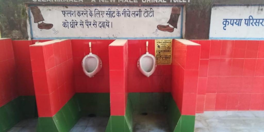Uttar Pradesh: सपा ने रेलवे अस्पताल के शौचालयों के रंग को बताया दूषित सोच और शर्मनाक घटना, जानिये पूरा मामला