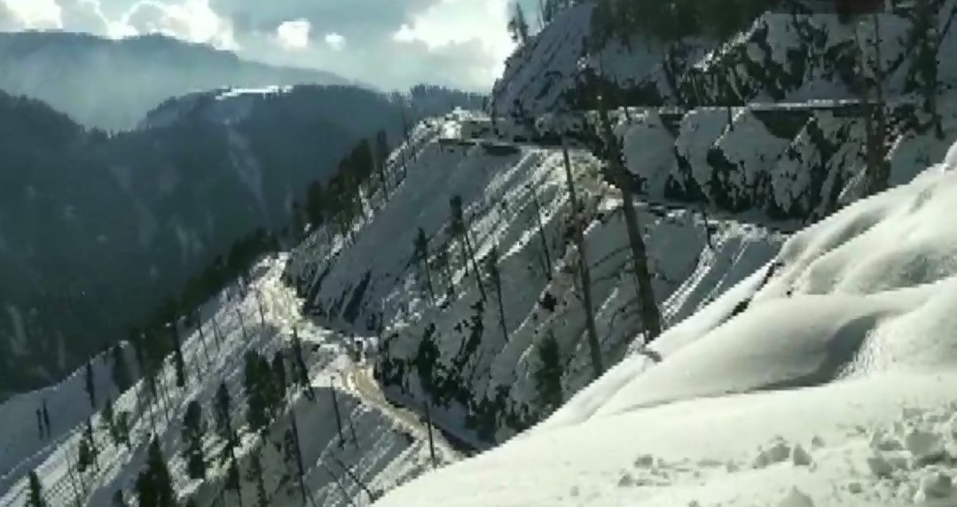 Weather Update: पहाड़ों में बिछी बर्फ की चादर, दिल्ली प्रदूषण से बेहाल, इन राज्यों में बारिश का अलर्ट