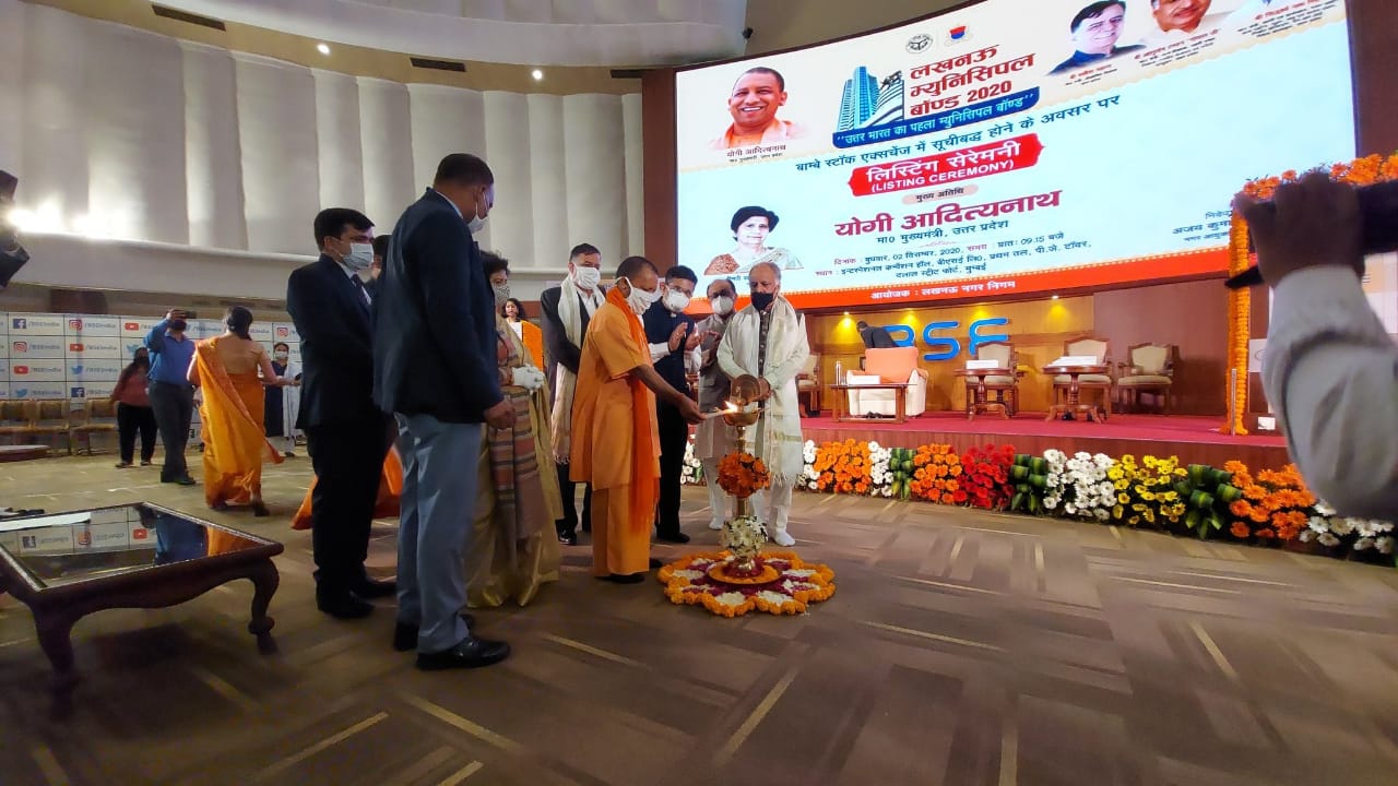 Yogi in Mumbai: मुंबई के दौरे पर सीएम योगी, देखिये इस समय क्या कर रहे हैं