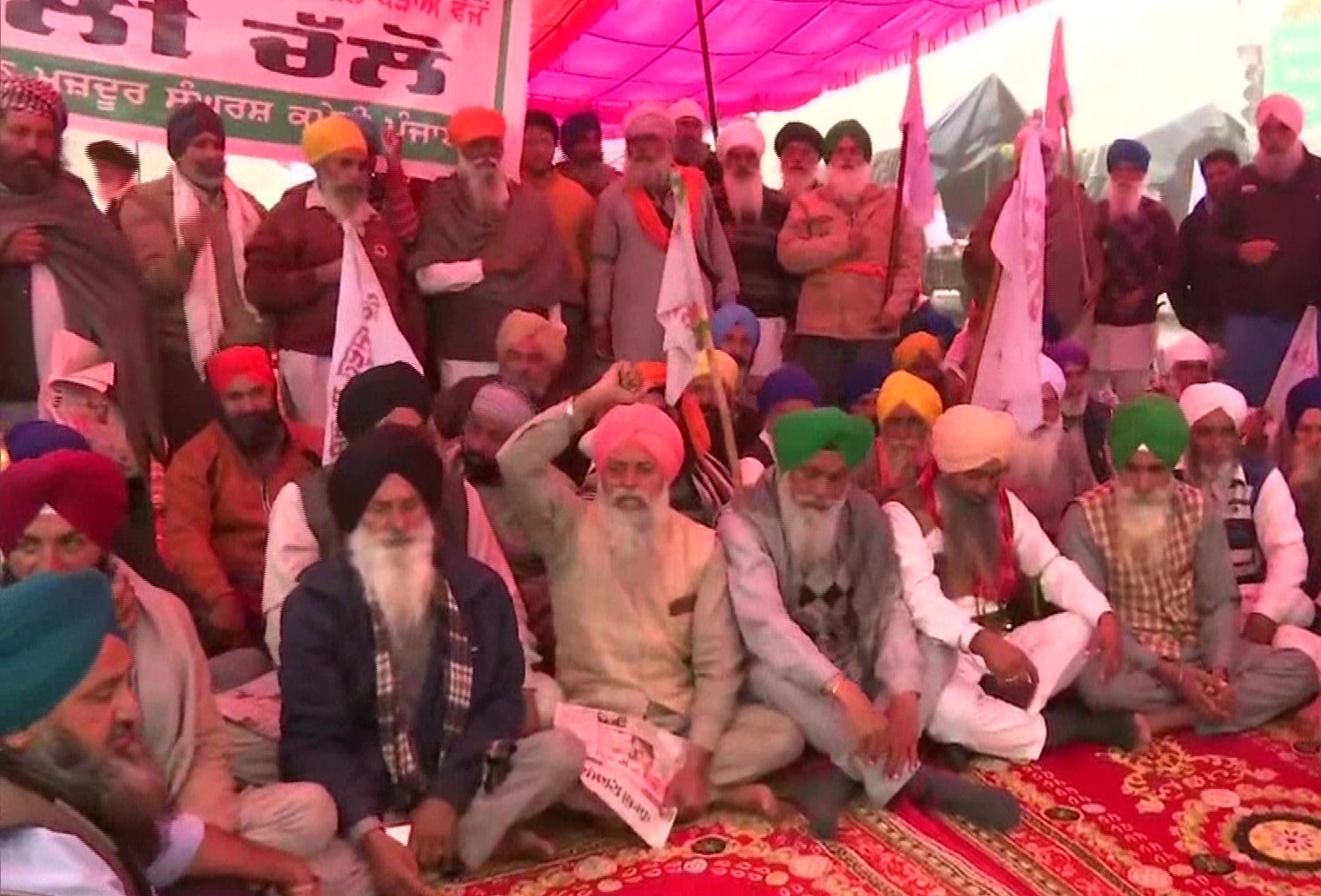 Kisan Andolan: सिंघु बॉर्डर पर कई किसान बुखार, जुकाम और खांसी से पीड़ित, कोरोना जांच से कर रहे इनकार Kisan Andolan: सिंघु बॉर्डर पर कई किसान बुखार, जुकाम और खांसी से पीड़ित, कोरोना जांच से कर रहे इनकार