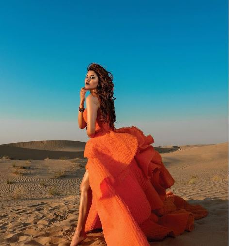 Urvashi Rautela Bold Photoshoot: उर्वशी रौतेला ने रेगिस्तान में कराया बोल्ड फोटोशूट, तस्वीरों में देखें कातिलाना अंदाज