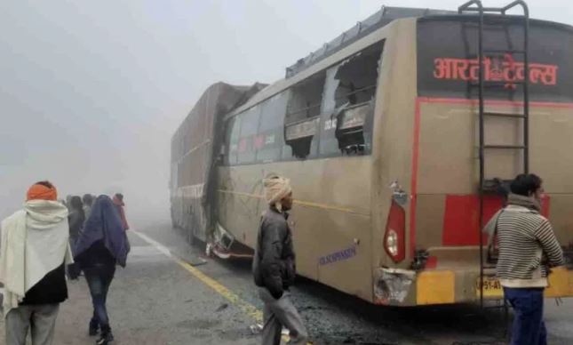 Road Accident in UP: कोहरे का कहर, आगरा लखनऊ एक्सप्रेस वे पर कंटेनर से भिड़ी बस, 4 की मौत, 7 घायल