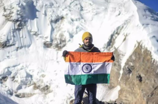 Mountaineer Nitish Singh: गोरखपुर के लाल का विदेश में कमाल, मिलिये युवा नीतीश से, जानिये अफ्रीका की सबसे ऊंची चोटी फतह करने की कहानी Mountaineer Nitish Singh: गोरखपुर के लाल का विदेश में कमाल, मिलिये युवा नीतीश से, जानिये अफ्रीका की सबसे ऊंची चोटी फतह करने की कहानी