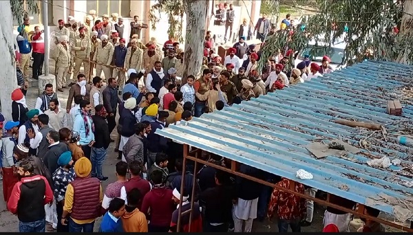 पंजाब के जलालाबाद में बड़ा बवाल, अकाली और कांग्रेसियों के बीच चले ईंट पत्थर, बादल पर हमले का प्रयास, कई राउंड फायरिंग