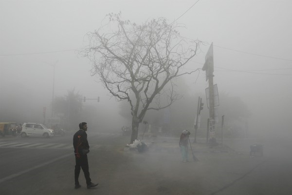 Weather Update: उत्तर भारत में कड़ाके की ठंड जारी, ट्रेनों पर पड़ रहा कोहरे का असर, इन राज्यों में बारिश की संभावना