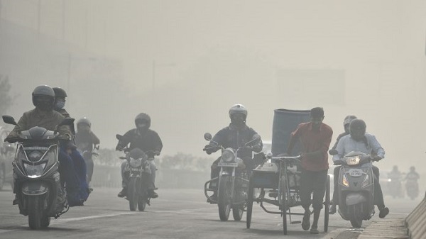 Weather Update: दिल्ली में कोहरे और धुंध से बेहाल हुए लोग, बर्फबारी से फिर लौटी ठंड