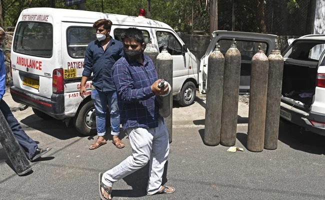 Oxygen Crisis: ऑक्सिजन की कमी से देश में मौतों का सिलसिला, कर्नाटक में दो दर्जन मरीजों ने तोड़ा दम Oxygen Crisis: ऑक्सिजन की कमी से देश में मौतों का सिलसिला, कर्नाटक में दो दर्जन मरीजों ने तोड़ा दम