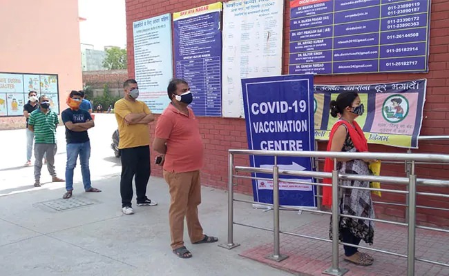 Double Crisis: देश के कई राज्यों में कोरोना वैक्सीन की किल्लत, दिल्ली में कोवैक्सीन वाले सेंटर बंद