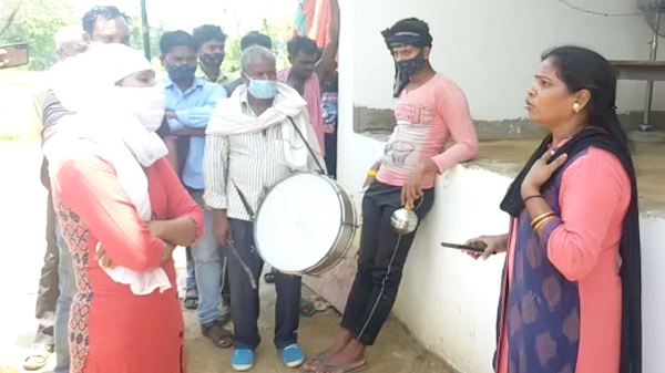 Uttar Pradesh: गोरखपुर में हाई वोल्टेज ड्रामा, प्रेमी की शादी पर बैंड बाजा और रिश्तेदारों के साथ पहुंची प्रेमिका और फिर..