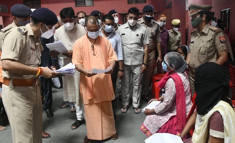 गोरखपुर पहुंचे CM योगी ने लगाया जनता दरबार, सुनी फरियाद, रेहड़ी-पटरी वालों के टीकाकरण का लिया जायजा