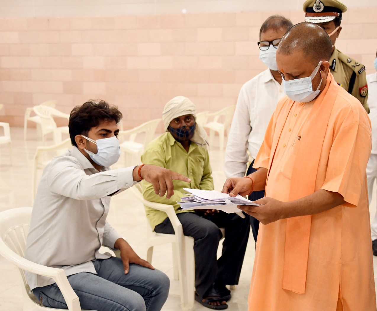 UP CM Yogi Janta Darbar: मुख्यमंत्री योगी ने CM आवास पर लगाया जनता दरबार, फरियादियों ने सुनाईं समस्याएं