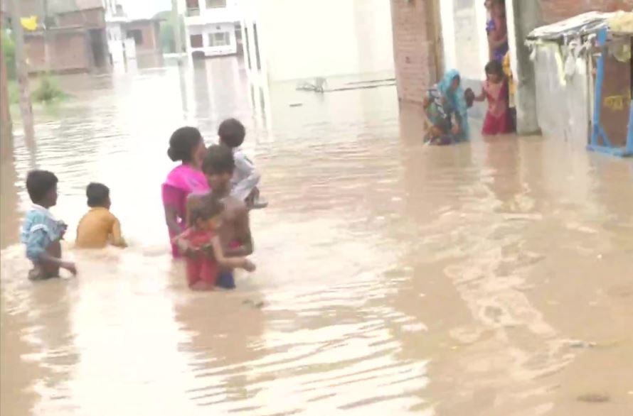 UP Flood: वाराणसी और प्रयागराज में घरों में घुसा बाढ़ का पानी, लोगों की बढ़ी मुश्किलें, खतरे के निशान पर नदियां