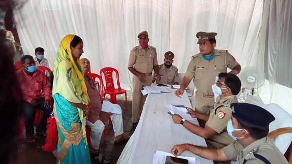 Maharjganj: एसपी प्रदीप गुप्ता की मुहिम लायी रंग, पुलिस चौपाल में डेढ़ दर्जन से अधिक मामलों का मौके पर ही निस्तारण