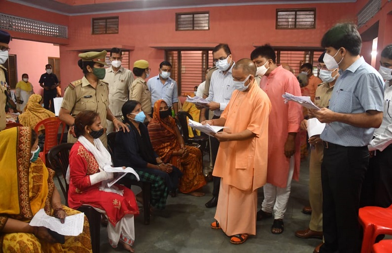 CM Yogi in Gorakhpur: गोरखपुर पहुंचे CM योगी ने लगाया जनता दरबार, सुनीं लोगों की फरियाद, करेंगे खिलाड़ियों को सम्मानित