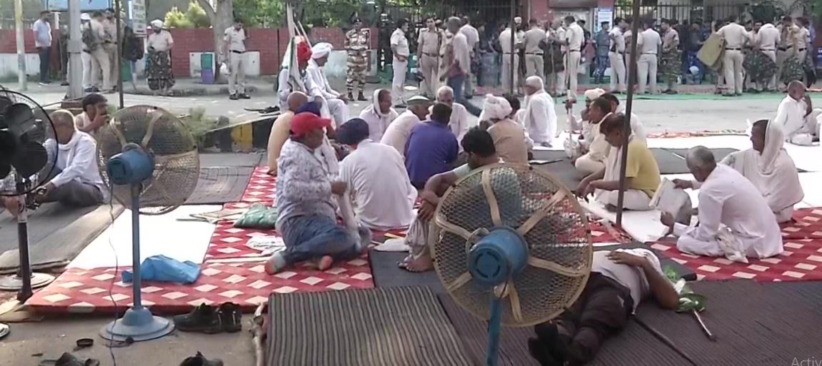 Farmers Protest: करनाल में किसानों का प्रदर्शन जारी, मोबाइल-इंटरनेट सेवाएं सस्‍पेंड, जानिये ताजा अपडेट