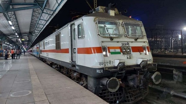 Indian Railways: दशहरा-दीवाली और छठ पूजा में घर जाने वाले यात्रियों के लिए खुशखबरी, आज से शुरू होगी फेस्टिवल स्पेशल ट्रेनें, यहां देखें लिस्ट