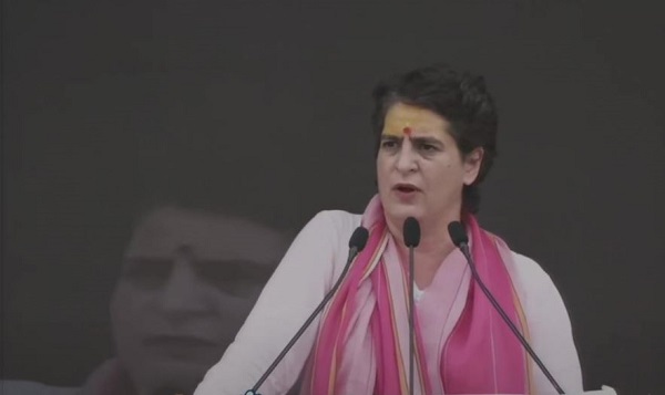 Priyanka Gandhi Vadra in Varanasi: लखीमपुर की घटना को लेकर वाराणसी में भाजपा सरकार पर गरजीं प्रियंका गांधी, कही ये बात Priyanka Gandhi Vadra in Varanasi: लखीमपुर की घटना को लेकर वाराणसी में भाजपा सरकार पर गरजीं प्रियंका गांधी, कही ये बात