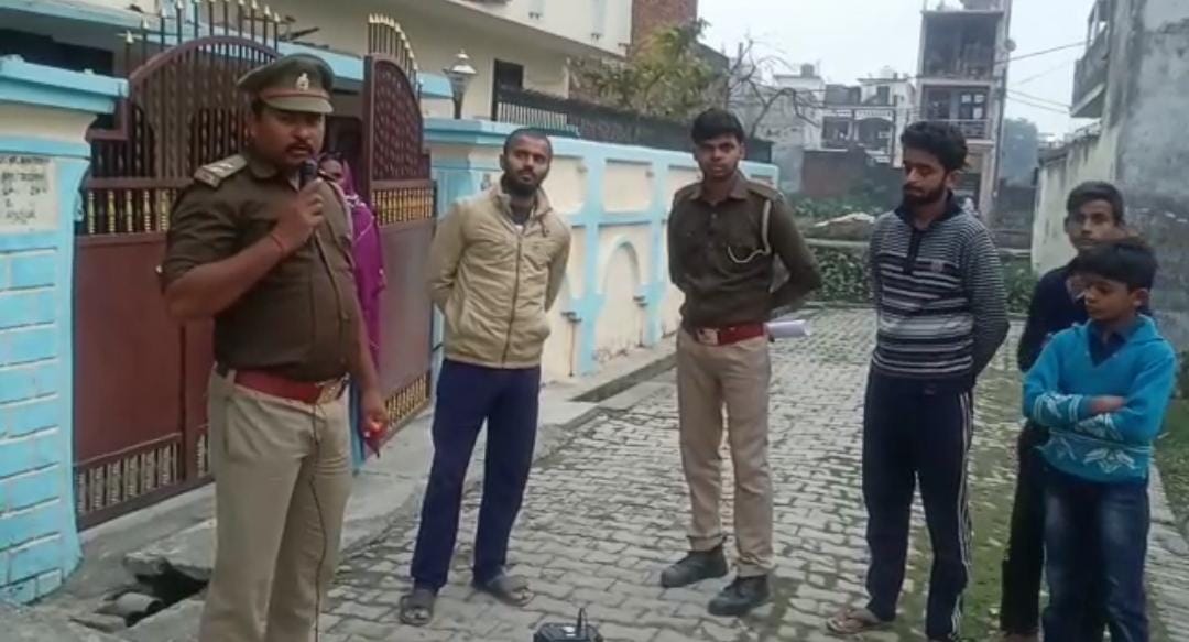 महराजगंज: स्कूली बच्चों के अपहरणकांड के मास्टरमाइंड सऊद के खिलाफ पुलिस का बड़ा एक्शन शुरू, जानिये ये अपडेट महराजगंज: स्कूली बच्चों के अपहरणकांड के मास्टरमाइंड सऊद के खिलाफ पुलिस का बड़ा एक्शन शुरू, जानिये ये अपडेट