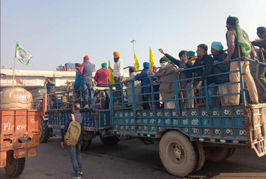 किसान आंदोलन: विजयी झंडे फहराकर 380 दिनों बाद घर लौटने लगे अन्नदाता, दिल्ली की सीमाएं होने लगी खाली