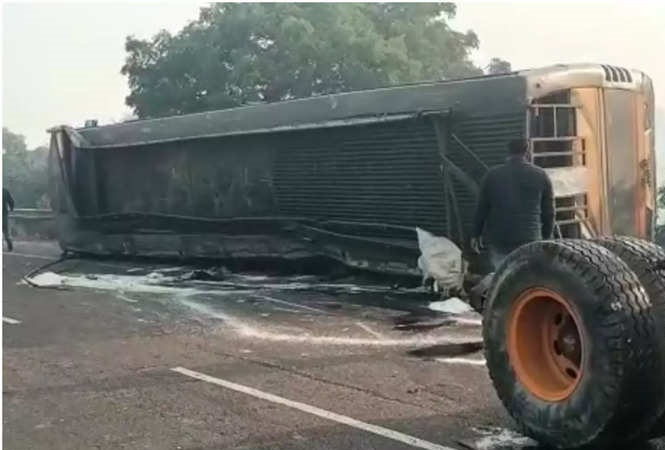 Accident in UP: कानपुर-लखनऊ हाइवे पर पलटी डबल डेकर बस, सिद्धार्थनगर से जा रही थी मुंबई, कई घायल