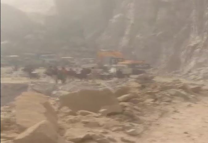 हरियाणा में बड़ा हादसा: भिवानी में पहाड़ दरकने से कई वाहन दबे, दो की मौत, कई लोगों के मलबे में दबने की आशंका