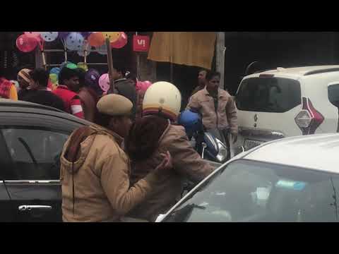 Exclusive Video: नये साल पर महराजगंज मुख्य चौराहे पर जबरदस्त मारपीट, सड़क पर मामूली टक्कर के बाद भिड़े दो पक्ष, जमकर हुई लड़ाई, चले लात-घूसे