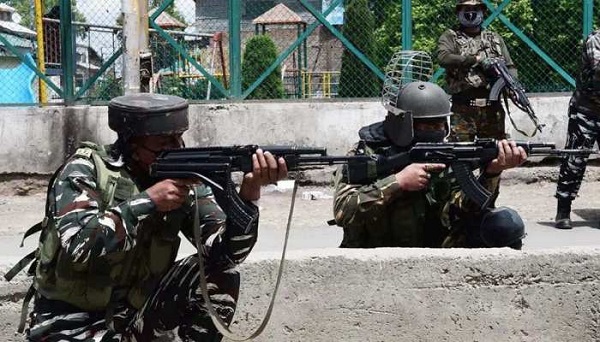 Jammu & Kashmir: मुठभेड़ में सुरक्षाबलों के हाथो मारा गया आतंकवादी, जारी है अभियान