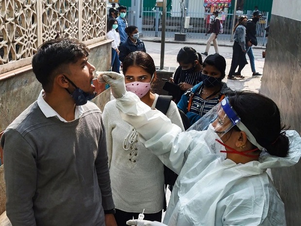 Corona Case Update: कंट्रोल नहीं हो रहा है कोरोना, सामने आए 3 लाख से ज्यादा नए मामले, जानें पूरा हाल Corona Case Update: कंट्रोल नहीं हो रहा है कोरोना, सामने आए 3 लाख से ज्यादा नए मामले, जानें पूरा हाल