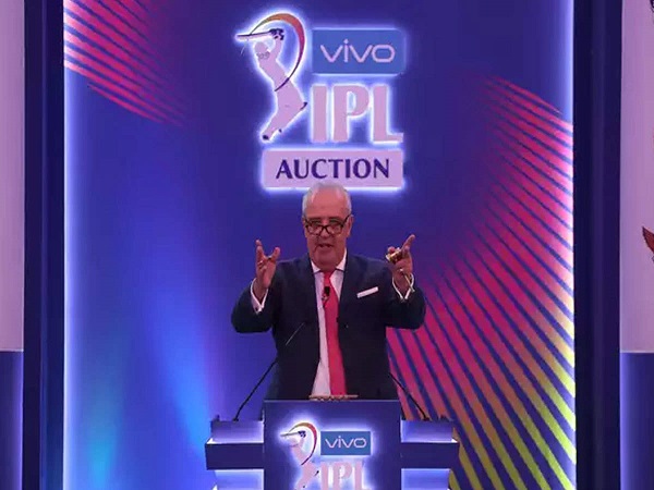 IPL 2022 Mega Auction: आईपीएल में खिलाड़ियों की नीलामी के बीच अचानक स्टेज से गिरे ऑक्शनर, रोकी गई नीलामी, जानें अपडेट