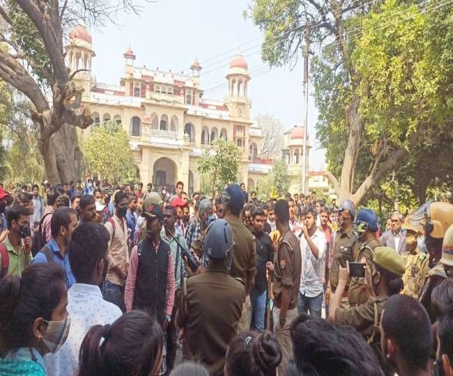 Allahabad University: यूपी में 6वें चरण के मतदान के बीच प्रयागराज में बड़ा बवाल, छात्रों ने की तोड़फोड़, कई घायल