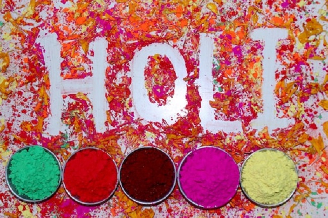 Colorful Holi: खूब मनाएं होली, चेहरे और कपड़ों में ऐसे निकालें रंग, जानें कलर छुड़ाने के आसान तरीके