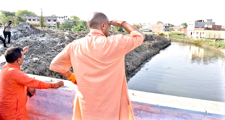 CM Yogi in Gorakhpur: सीएम योगी ने गोरखनाथ मंदिर में सुनी जनसमस्याएं, गोड़धोइया नाले का निरीक्षण कर अधिकारियों को दिये ये खास निर्देश CM Yogi in Gorakhpur: सीएम योगी ने गोरखनाथ मंदिर में सुनी जनसमस्याएं, गोड़धोइया नाले का निरीक्षण कर अधिकारियों को दिये ये खास निर्देश