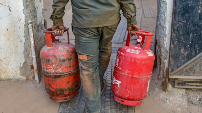 LPG Cylinder Price Hike: रसोई गैस की कीमत में 50 रुपये की बढ़ोत्तरी, कांग्रेस का केंद्र पर तीखा हमला, बढ़ी कीमतें वापस लेने की मांग