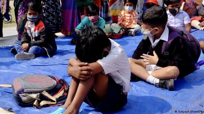 यूपी के स्कूल का घिनौना कारनामा, फीस न देने पर स्कूली बच्चों और अभिभावकों को बनाया बंधक
