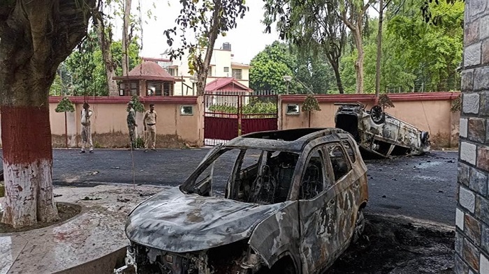 Bihar: सड़क हादसे में छात्र की मौत, गुस्साये छात्रों ने की विश्वविद्यालय में तोड़फोड़, कई वाहनों को लगाई आग Bihar: सड़क हादसे में छात्र की मौत, गुस्साये छात्रों ने की विश्वविद्यालय में तोड़फोड़, कई वाहनों को लगाई आग