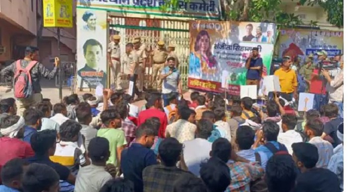 जयपुर में बेरोजगारों ने प्रदेश कांग्रेस कार्यालय के सामने दिया धरना जयपुर में बेरोजगारों ने प्रदेश कांग्रेस कार्यालय के सामने दिया धरना