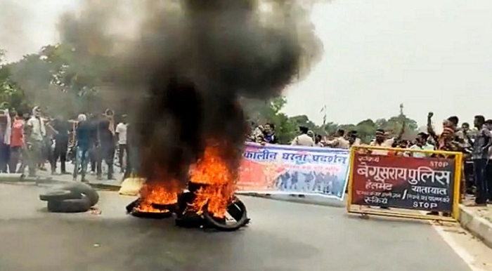 Agnipath Scheme Protes: अग्निपथ योजना के खिलाफ बिहार समेत इन राज्यों में प्रदर्शन, आगजनी और तोड़फोड़ जारी Agnipath Scheme Protes: अग्निपथ योजना के खिलाफ बिहार समेत इन राज्यों में प्रदर्शन, आगजनी और तोड़फोड़ जारी