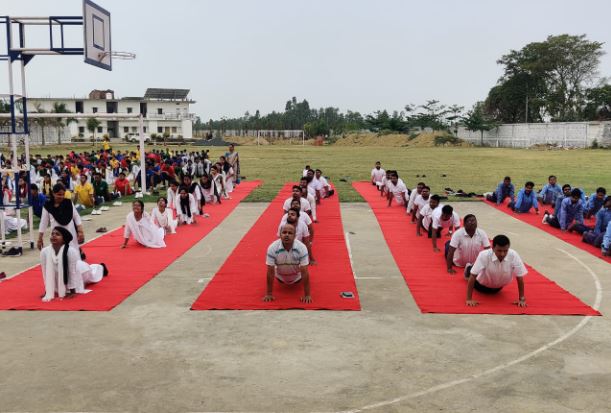 महराजगंज: मरियम ग्लोबल स्कूल में अन्तर्राष्ट्रीय योग दिवस की धूम, शिक्षकों और छात्रों ने मिलकर जमाया योग का रंग