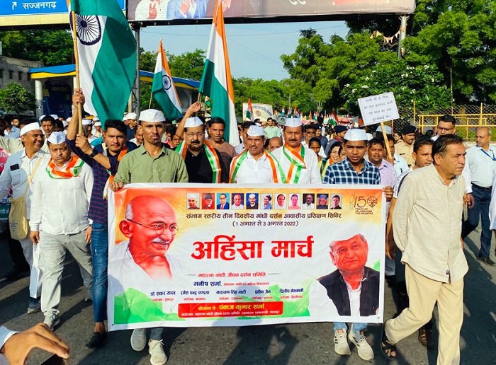 गांधी के संदेश को आत्मसात कर शांति की राह पर लौटी लेकसिटी, अंतिम दिन अहिंसा मार्च के नाम