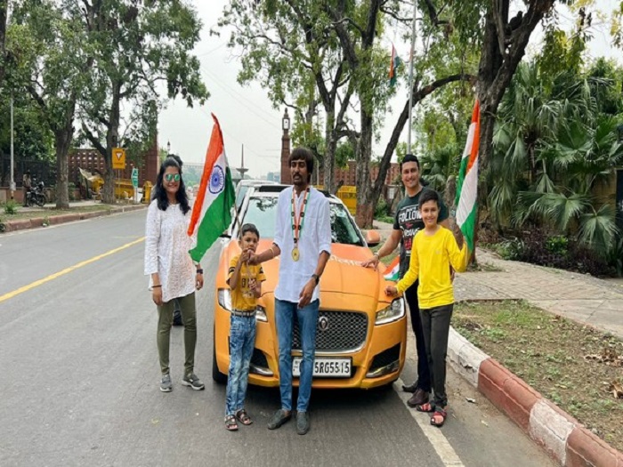Har Ghar Tiranga: युवक ने दो लाख रूपये खर्च कर ‘हर घर तिरंगा’ की थीम पर बनाई अपनी कार, अब जताई ये इच्छा