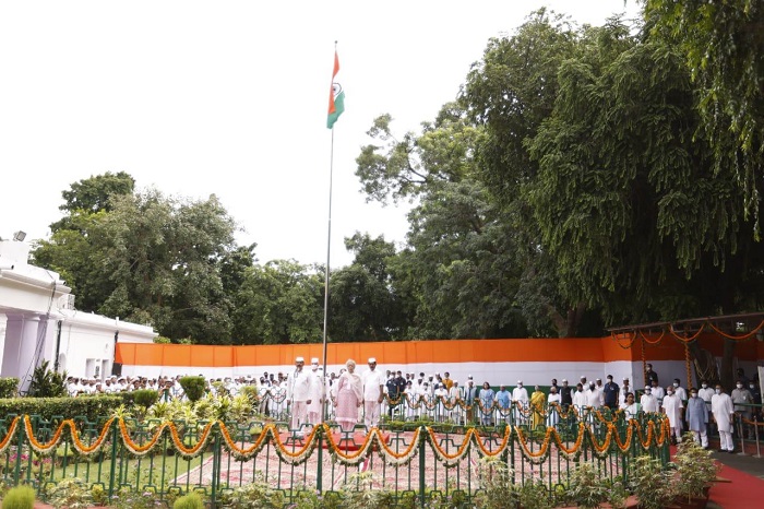 Independence Day 2022: 15 अगस्त पर कांग्रेस ने दिल्ली स्थित मुख्यालय पर फहराया तिरंगा, राहुल-प्रियंका समेत कई नेता रहे शामिल