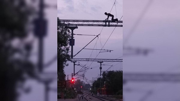 Uttar Pradesh: रेलवे के OHE पोल पर चढ़कर युवक ने दिखाई हाईवोल्टेज ड्रामेबाजी, जानिये क्या हुआ आगे