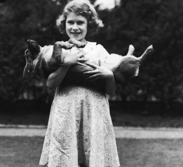 तस्वीरों में देखें Queen Elizabeth II के जीवन का रोचक सफर, युवा अवस्था में क्वीन को हुआ प्रिंस फिलिप से प्यार