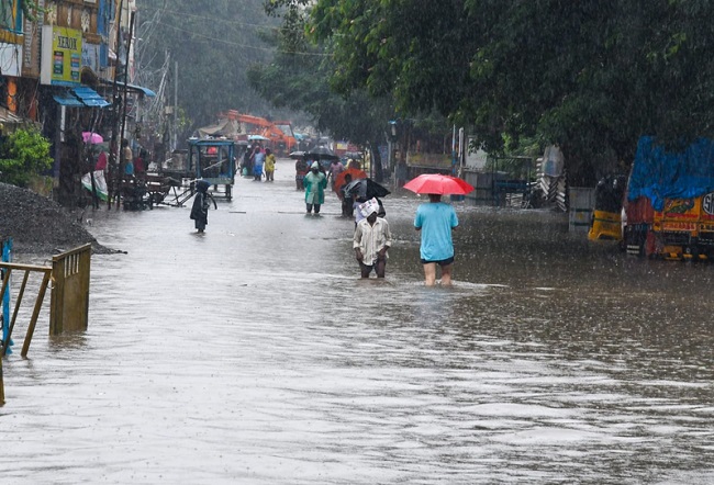 Tamil Nadu Rain: तमिलनाडु के कई क्षेत्रों में भारी बारिश का दौर जारी, जलजमाव ने बढ़ाई परेशानियां Tamil Nadu Rain: तमिलनाडु के कई क्षेत्रों में भारी बारिश का दौर जारी, जलजमाव ने बढ़ाई परेशानियां