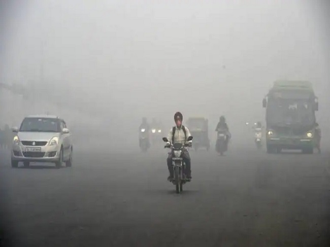 Delhi Pollution: दिल्ली की वायु गुणवत्ता नहीं हो रहा कोई सुधार, जानें आज का AQI